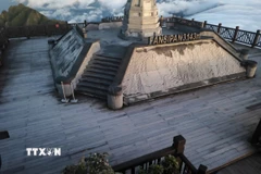 Sương muối phủ một lớp trắng mỏng trên sàn gỗ đỉnh Fansipan, nơi khách du lịch thường ngắm mây. (Ảnh: TTXVN phát)