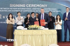 Trung tâm Trọng tài Quốc tế Việt Nam và Hiệp hội Doanh nghiệp Australia tại Việt Nam (AusCham Vietnam) ký kết thỏa hợp tác tại diễn đàn. (Ảnh: Xuân Anh/TTXVN) 