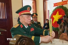 Đại tướng Nguyễn Trọng Nghĩa, Ủy viên Bộ Chính trị, Bí thư Trung ương Đảng, Ủy viên Thường vụ Quân ủy Trung ương, Chủ nhiệm Tổng cục Chính trị Quân đội nhân dân Việt Nam dâng hương tưởng niệm Chủ tịch Hồ Chí Minh và các Anh hùng liệt sỹ. (Ảnh: Minh Phú/TTXVN) 