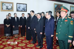 Đoàn Lãnh đạo Đảng, Nhà nước đến viếng đồng chí Xaysomphone Phomvihane, Ủy viên Bộ Chính trị, Chủ tịch Quốc hội Lào. (Ảnh: Phương Hoa/TTXVN)