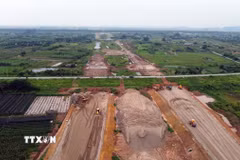 Gói thầu số 9 dài 23 km nằm trên địa bàn 2 huyện Hoài Đức và Đan Phượng do nhà thầu Vinaconex thi công. (Ảnh: Huy Hùng/TTXVN)