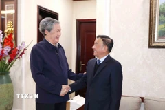 Thường trực Ban Bí thư Trần Cẩm Tú thăm, chúc Tết gia đình đồng chí Đinh Thế Huynh, nguyên Ủy viên Bộ Chính trị, Thường trực Ban Bí thư. (Ảnh: Phương Hoa/TTXVN)