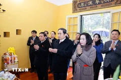 Chủ tịch Quốc hội Trần Thanh Mẫn dâng hương tưởng niệm Chủ tịch Hồ Chí Minh. (Ảnh: Doãn Tấn/TTXVN)