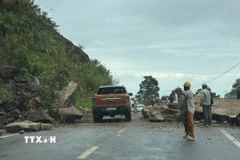 Điểm sạt lở đã được khơi thông, cho phép phương tiện di chuyển trên một làn đường. (Ảnh: TTXVN phát)