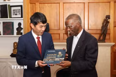 Đại sứ Hoàng Sỹ Cường trao tận tay cựu Tổng thống Nam Phi Thabo Mbeki cuốn sách “Võ Nguyên Giáp - vị tướng của nhân dân” song ngữ Việt-Anh, do con trai Đại tướng, ông Võ Hồng Nam, đề tặng. (Ảnh: Hồng Minh/TTXVN)