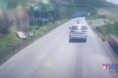 Cận cảnh 2 người rút súng đe dọa tài xế trên đèo Đá Trắng