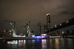 Hiện trường vụ tàu buồm đâm vào cầu Brooklyn tại New York, Mỹ, ngày 17/5/2025. (Ảnh: THX/TTXVN)