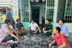 Lãnh đạo địa phương và lực lượng biên phòng thăm hỏi ngư dân vừa được cứu. (Ảnh: TTXVN phát)