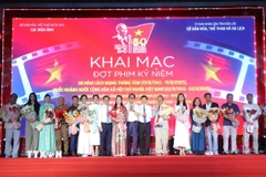 Tặng hoa cho các nghệ sỹ, diễn viên của các đoàn làm phim. (Ảnh: Tường Quân/TTXVN) 