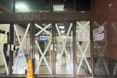 Các tòa nhà tại Hong Kong đều dán băng dính để tránh vỡ kính. (Ảnh: Mạc Luyện/TTXVN)