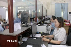Hoạt động tại Trung tâm Phục vụ hành chính công xã Tây Ninh Hòa. (Ảnh: Đặng Tuấn/TTXVN)