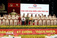 Ban Chấp hành Đảng bộ Công an tỉnh Tuyên Quang nhiệm kỳ 2025-2030 ra mắt tại Đại hội. (Ảnh: Quang Cường/TTXVN)
