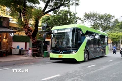 Xe buýt điện lưu thông trong khu vực trung tâm Thành phố Hồ Chí Minh. (Ảnh: Hồng Đạt/TTXVN)