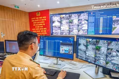 Mỗi tín hiệu ùn ứ trên màn hình đều được phân tích, xử lý và chuyển nhanh xuống lực lượng đang làm nhiệm vụ tại hiện trường. (Ảnh: Trung Nguyên/TTXVN) 