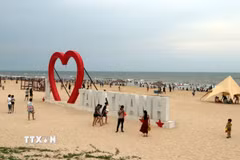 Bãi biển Tam Thanh ở phường Quảng Phú, thành phố Đà Nẵng thu hút rất đông du khách trong kỳ nghỉ lễ. (Ảnh: Đỗ Trưởng/TTXVN)
