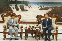 Phó Trưởng ban Tuyên huấn Trung ương Lào Vansy Kuamua tiếp Phó Tổng Biên tập Tạp chí Cộng sản Việt Nam Nguyễn Ngọc Hà. (Ảnh: Xuân Tú/TTXVN)