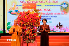 Bà Phạm Thị Phúc, Phó Bí thư Tỉnh ủy, Chủ tịch Ủy ban Mặt trận Tổ quốc Việt Nam tỉnh Lâm Đồng tặng hoa chúc mừng Ban tổ chức Đại lễ Phật đản Vesak 2026. (Ảnh: Nguyễn Dũng/TTXVN)
