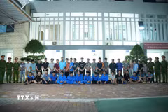 Các đối tượng tại cơ quan công an. (Ảnh: TTXVN phát)