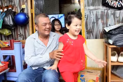 Người cha trở thành chỗ dựa duy nhất cho cả gia đình từ khi vợ anh mất trong đợt COVID-19. (Nguồn: Vietnam+)