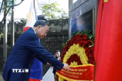 Tổng Bí thư, Chủ tịch nước Tô Lâm dâng hoa tại Tượng đài Chủ tịch Hồ Chí Minh trong Công viên ASEAN, thành cổ Intramuros. (Ảnh: Thống Nhất/TTXVN)