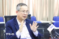 Phó giáo sư, Tiến sĩ Neak Chandarith - Viện trưởng Viện Nghiên cứu Quốc tế và Hành chính công (IISPP), Đại học Hoàng gia Phnom Penh (RUPP) trả lời phỏng vấn TTXVN. (Ảnh: TTXVN)