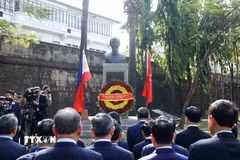 Tổng Bí thư, Chủ tịch nước và Phu nhân dâng hoa tại Tượng đài Bác Hồ ở Manila