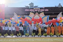 Chư tôn Giáo phẩm cùng đại diện lãnh đạo các cấp thực hiện nghi thức thả bóng bay cầu hòa bình. (Ảnh: Ngọc Thiện/TTXVN)