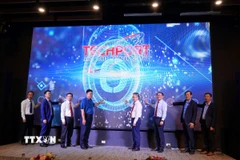 Các đại biểu thực hiện nghi thức ra mắt Sàn giao dịch công nghệ Thành phố Hồ Chí Minh phiên bản mới. (Ảnh: Thu Hoài/TTXVN)
