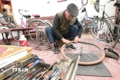 Căn nhà nhỏ của ông Kính từ lâu đã trở thành một "xưởng sản xuất" đặc biệt sản xuất ra những chiếc xe để gửi tặng học sinh nghèo. (Ảnh: Hải Yến/TTXVN)