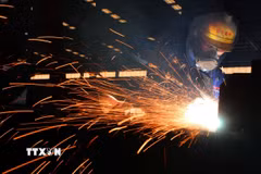 Công nhân làm việc tại nhà máy sản xuất thép tại tỉnh Hồ Nam, Trung Quốc. (Ảnh: THX/TTXVN)