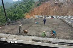 Công nhân thi công xuyên lễ tại công trường thuộc dự án cao tốc Tuyên Quang-Hà Giang (giai đoạn 1). (Ảnh: Hoàng Hải/TTXVN) 