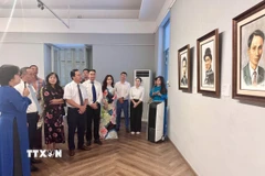 Các đại biểu tham quan triển lãm. (Ảnh: Thu Hương/TTXVN) 