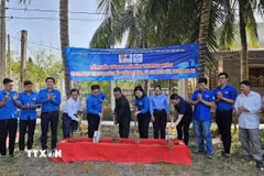 Lễ khởi công căn nhà "Mái ấm Thanh niên" cho hộ gia đình chị Phạm Thị Ngọc Hân (ngụ ấp Giồng Trôm, xã An Ngãi Tây, huyện Ba Tri, tỉnh Bến Tre), do Tỉnh đoàn Bến Tre vận động Viện Nghiên cứu thị trường - Truyền thông quốc tế IMRIC tài trợ. (Ảnh: Chương Đài/TTXVN)