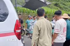 Nạn nhân được tìm thấy 300m cách chân đập bị cuốn trôi. (Ảnh: Nguyễn Oanh/TTXVN)