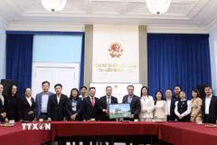 Đoàn công tác tỉnh Quảng Ninh với Đại sứ Đặng Minh Khôi và cán bộ chủ chốt Đại sứ quán Việt Nam tại Nga. (Ảnh: Văn Hiếu/TTXVN)