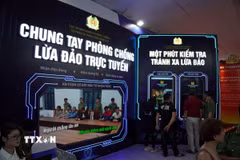 Triển lãm "Bức tường An ninh mạng" tại phố Đinh Tiên Hoàng, phường Hoàn Kiếm, thành phố Hà Nội, thu hút đông đảo người dân và du khách tham gia trải nghiệm. (Ảnh: Hùng Mạnh/TTXVN) 