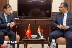 Đại sứ Nguyễn Nam Dương làm việc với Thống đốc tỉnh Biển Đỏ Walid Al Barqi. (Ảnh: Hoàng Nhương/TTXVN)
