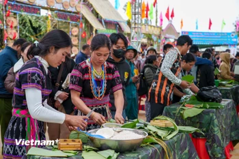 Người dân tham gia thi gói bánh chưng tại ngày hội "Xuân biên phòng - Ấm lòng dân bản". (Ảnh: Thanh Phong/Vietnam+)
