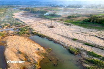 Những dải cát bồi lấp kéo dài xen dòng nước, cho thấy mức độ thiệt hại lớn của nông dân xã Gò Nổi (Đà Nẵng) sau đợt mưa lũ kéo dài ở miền Trung vừa qua. (Ảnh: Thanh Phong/Vietnam+)