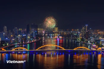 Toàn cảnh ven sông Hàn, thành phố Đà Nẵng khu vực trung tâm cầu Rồng. (Ảnh: Thanh Phong/Vietnam+)