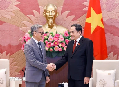 Chủ tịch Quốc hội Trần Thanh Mẫn tiếp Bộ trưởng Ngoại giao Lào Thongsavanh Phomvihane. (Ảnh: Doãn Tấn/TTXVN)