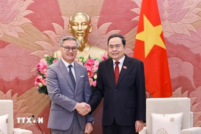 Chủ tịch Quốc hội Trần Thanh Mẫn tiếp Bộ trưởng Ngoại giao Lào Thongsavanh Phomvihane. (Ảnh: Doãn Tấn/TTXVN)