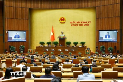 Bộ trưởng Bộ Xây dựng Trần Hồng Minh, Bộ trưởng Bộ Tài chính giải trình, làm rõ một số vấn đề đại biểu Quốc hội nêu. (Ảnh: Doãn Tấn/TTXVN)