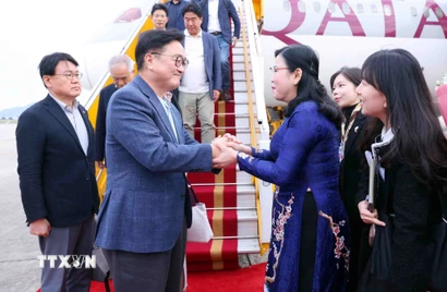 Chủ nhiệm Ủy ban Khoa học, Công nghệ và Môi trường của Quốc hội Nguyễn Thanh Hải đón Chủ tịch Quốc hội Hàn Quốc Woo Won Shik và Phu nhân tại sân bay Quốc tế Nội Bài. (Ảnh: Phạm Kiên/TTXVN)