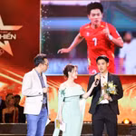 Giải Cống Hiến: Đình Bắc, HLV Kim Sang-Sik nhận cúp vinh danh