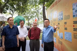 Các đại biểu tại không gian triển lãm. (Ảnh: PV/Vietnam+)