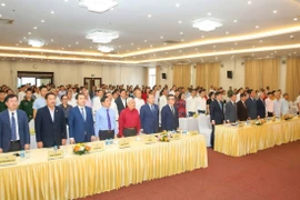 Các đại biểu chào cờ tại Lễ kỷ niệm 75 năm Ngày thành lập Hội Nhà báo Việt Nam. (Ảnh: PV/Vietnam+)