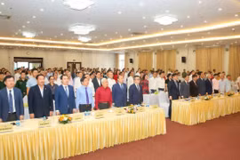 Các đại biểu chào cờ tại Lễ kỷ niệm 75 năm Ngày thành lập Hội Nhà báo Việt Nam. (Ảnh: PV/Vietnam+)