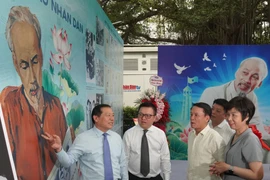 Các đại biểu tham quan triển lãm. (Ảnh: PV/Vietnam+)