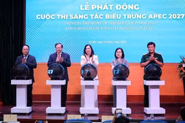 Các đại biểu thực hiện nghi thức phát động Cuộc thi sáng tác mẫu biểu trưng và bộ nhận diện hình ảnh APEC Việt Nam 2027. (Ảnh: Phạm Tuấn Anh/TTXVN)